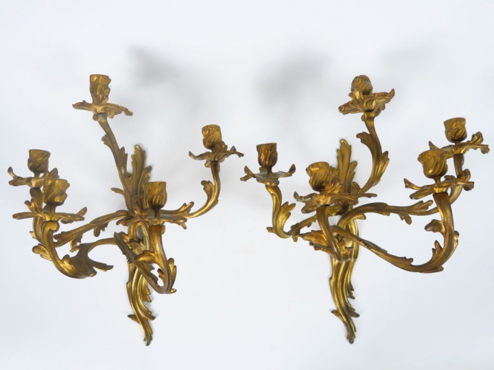 Paire d'appliques de style Rocaille en bronze doré, éclairant à cinq l