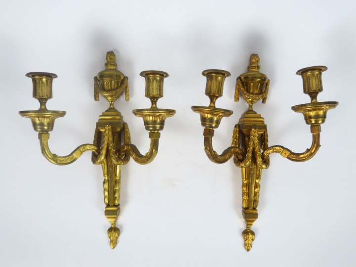 Paire d’appliques doubles début XIXème en bronze doré, à décor de guir