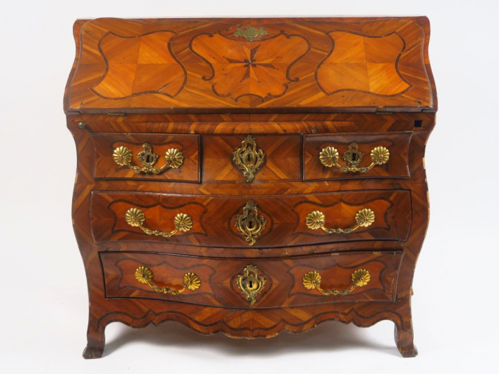 Commode scriban Louis XV en marqueterie de noyer et de palissandre, à 