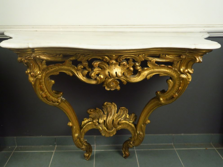 Grande console Louis XV en bois sculpté et doré, à décor ajouré de feu