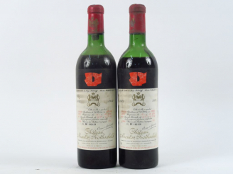 Vente aux enchères 2 BOUTEILLES CHÂTEAU MOUTON ROTHSCHILD 1er GCC PAUILLAC - 1972 - 1 MEP