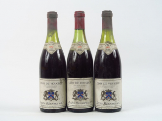 Vente aux enchères 3 BOUTEILLES CLOS DE VOUGEOT GC J. REGNIER - 1972 - 6 CM/CAPS AB/BLS