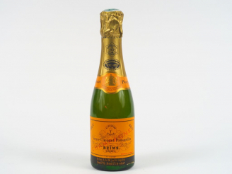 Vente aux enchères 1 FLACON (18,5 cl) CHAMPAGNE VEUVE CLICQUOT PONSARDIN BI CENTENAIRE 17