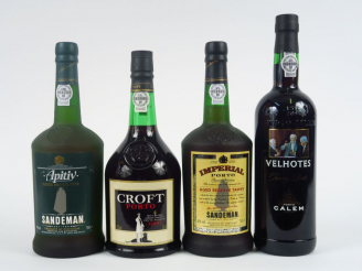 Vente aux enchères 4 BOUTEILLES PORTO : 2 SANDEMAN : 1 IMPERIAL - 1 APITIV - 1 CALHEM VEL