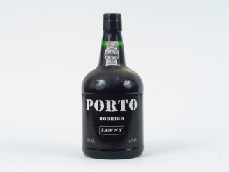 Vente aux enchères 1 VIEILLE BOUTEILLE PORTO RODRIGO