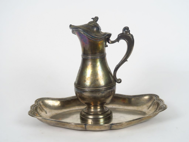 Aiguière et son bassin en argent uni. L’aiguière, de forme balustre, p