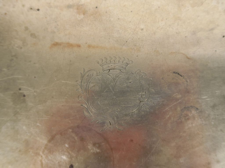 Aiguière et son bassin en argent uni. L’aiguière, de forme balustre, p