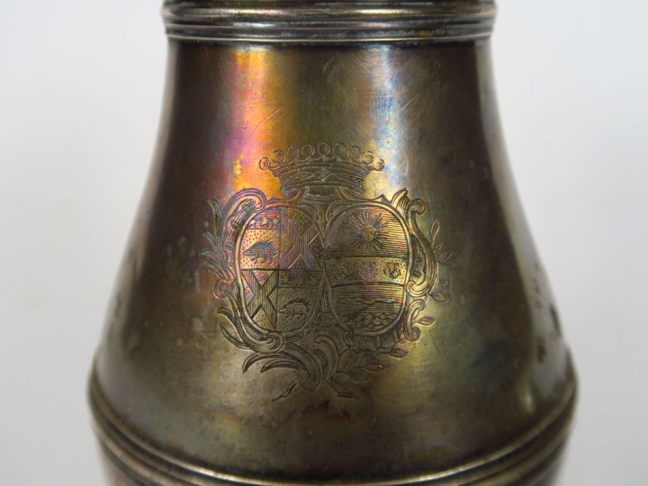 Aiguière et son bassin en argent uni. L’aiguière, de forme balustre, p