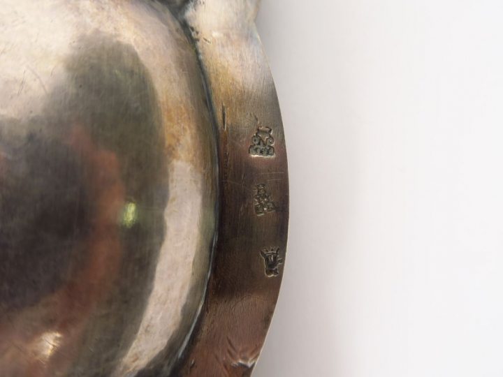 Aiguière et son bassin en argent uni. L’aiguière, de forme balustre, p