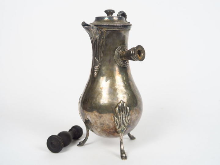 Verseuse tripode XVIIIème en argent, poinçon au coq.  Poids. 492 gr