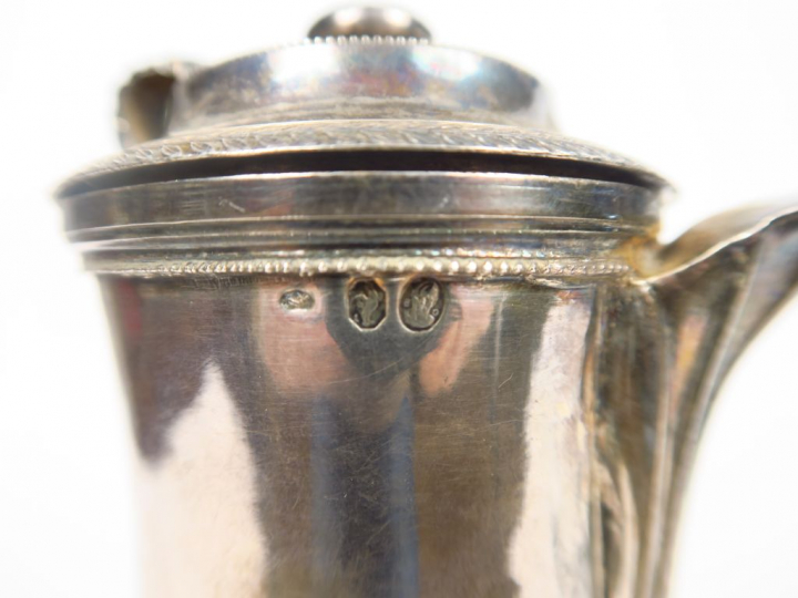 Verseuse tripode XVIIIème en argent, poinçon au coq.  Poids. 492 gr