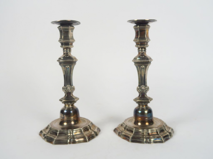 Paire de bougeoirs Louis XV en argent XVIIIème, fût balustre, à décor 