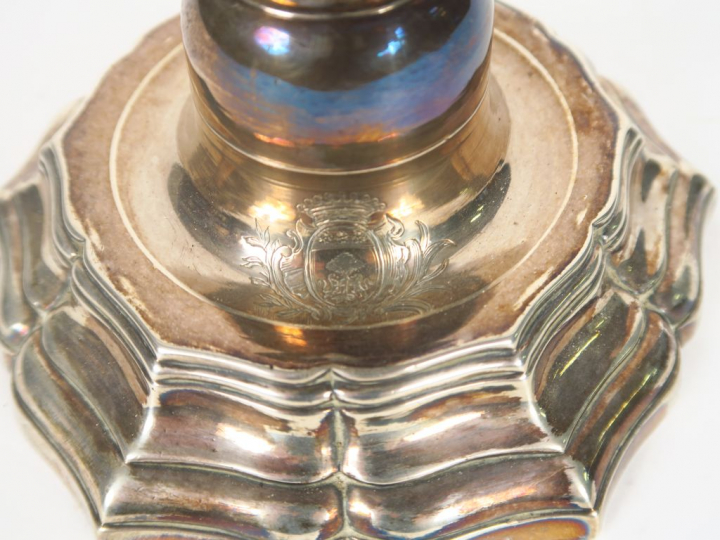 Paire de bougeoirs Louis XV en argent XVIIIème, fût balustre, à décor 