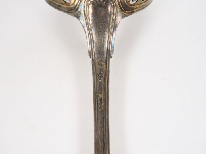 Saupoudroir XVIIIème en argent, modèle à filet, armorié.  Poids. 95 gr