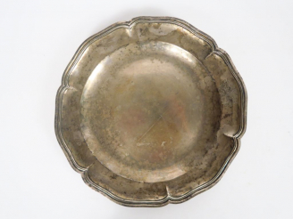 Vente aux enchères Jatte Louis XV en argent, armoriée.  Poids. 781 gr