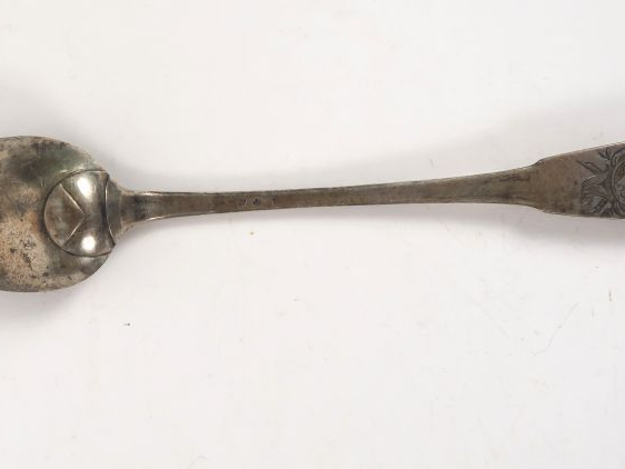 Cuillere à ragout XVIIIème en argent, modèle armorié.    Poids. 168 gr