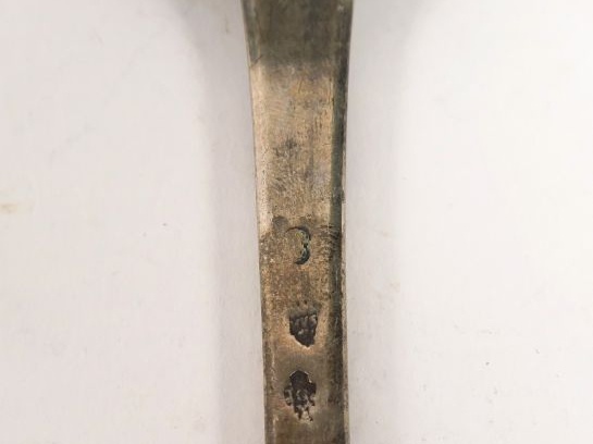 Cuillere à ragout XVIIIème en argent, modèle armorié.    Poids. 168 gr