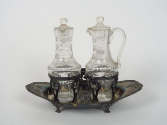 Vente aux enchères Huilier vinaigrier XVIIIème en argent.  Poids. 462 gr