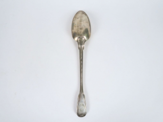 Vente aux enchères Cuillère à ragout XVIIIème en argent, modèle à filet, monogrammée.  Po