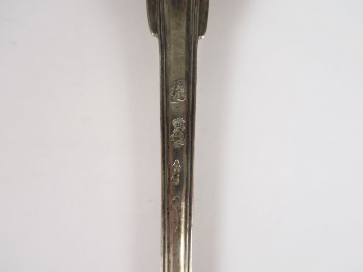 Cuillère à ragout XVIIIème en argent, modèle à filet, monogrammée.  Po