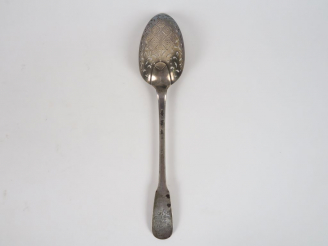 Vente aux enchères Cuillère à olive XVIIIème en argent, armoriée.  Pois. 98 gr