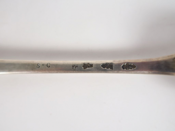 Cuillère à olive XVIIIème en argent, armoriée.  Pois. 98 gr