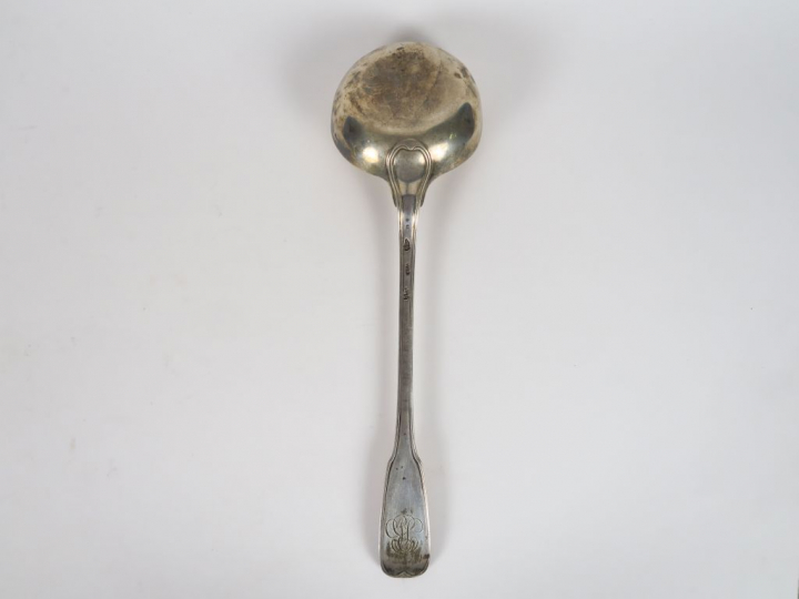 Louche en argent XVIIIème, modèle à filet, monogrammée.  Poids. 290 gr