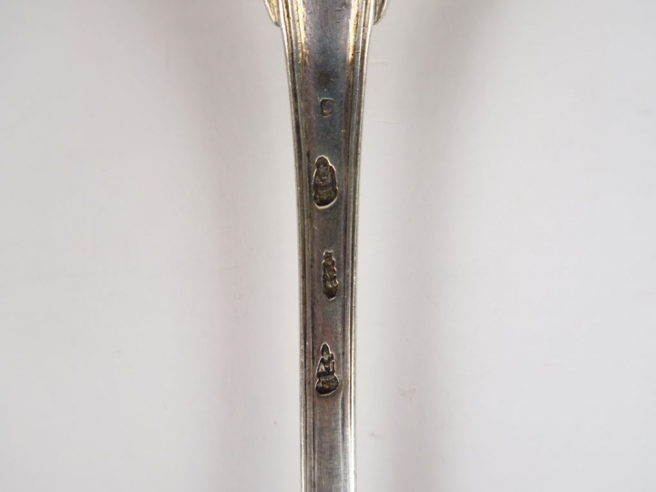 Louche en argent XVIIIème, modèle à filet, monogrammée.  Poids. 290 gr