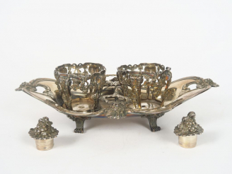 Vente aux enchères Monture d'huilier-vinaigrier XVIIIème en argent, armorié.  Poids.959 g