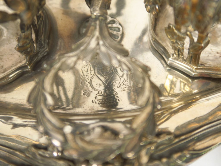 Monture d'huilier-vinaigrier XVIIIème en argent, armorié.  Poids.959 g