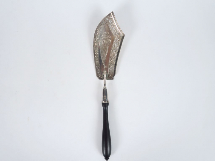 Pelle à poisson en argent, poinçon au coq, à décor gravé de dauphin, m