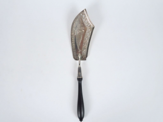 Vente aux enchères Pelle à poisson en argent, poinçon au coq, à décor gravé de dauphin, m