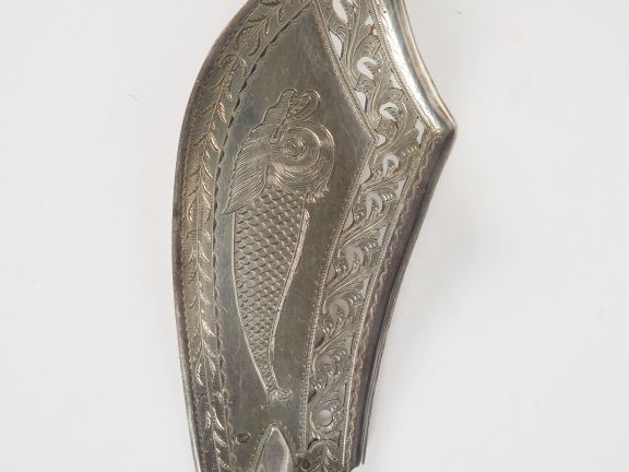 Pelle à poisson en argent, poinçon au coq, à décor gravé de dauphin, m