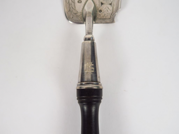 Pelle à poisson en argent, poinçon au coq, à décor gravé de dauphin, m