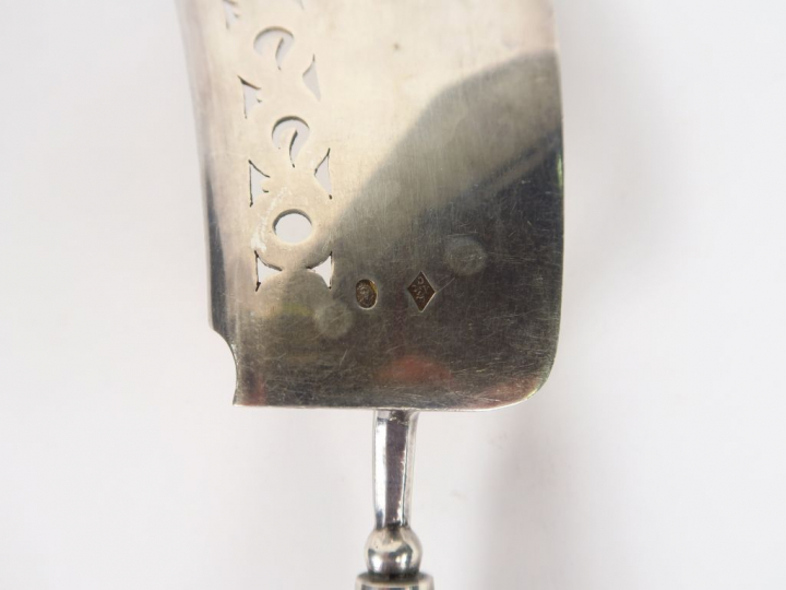 Pelle à poisson en argent, poinçon au coq, à décor gravé de dauphin, m