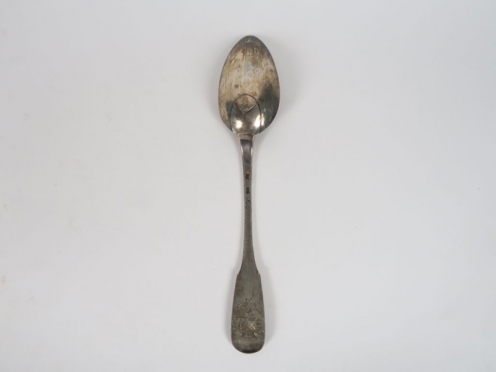 Cuillère à ragout en argent, armoriée.  Poids. 150 gr
