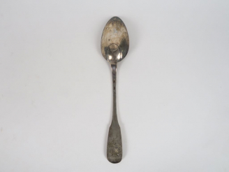 Vente aux enchères Cuillère à ragout en argent, armoriée.  Poids. 150 gr