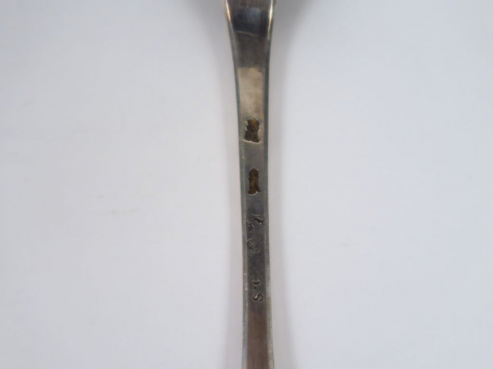 Cuillère à ragout en argent, armoriée.  Poids. 150 gr