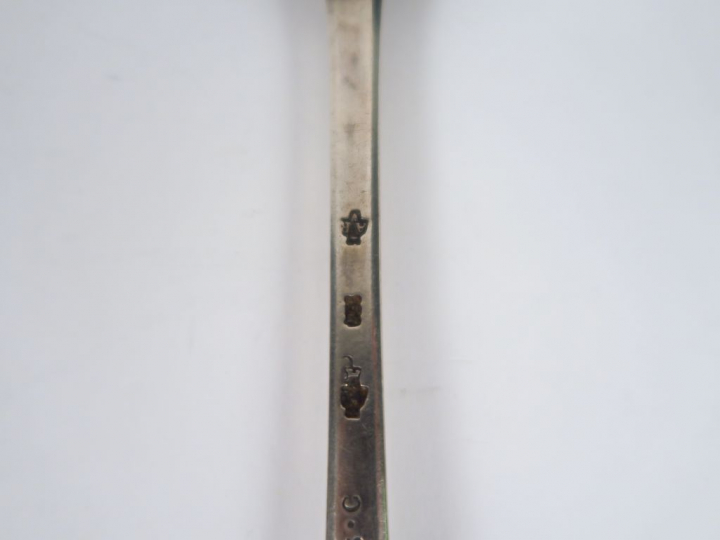 Cuillère à ragout XVIIIème en argent, modèle uniplat.  Poids. 170 gr