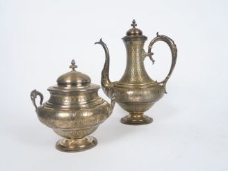 Vente aux enchères Sucrier en argent, poinçon Minerve, décor d'armoiries et de feuillage.