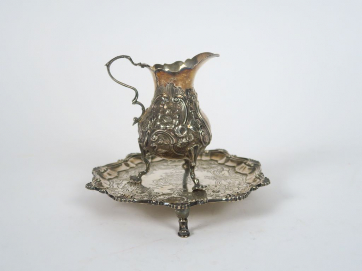 Pot à lait et un présentoir tripode en argent étranger. Poids. 361 g