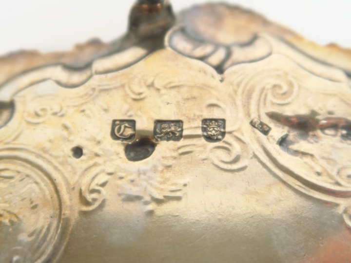 Pot à lait et un présentoir tripode en argent étranger. Poids. 361 g