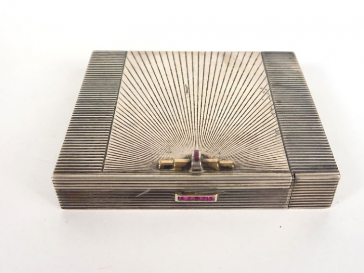 MAPPIN à Paris. Boite à fard de style Art déco en argent et rubis cali