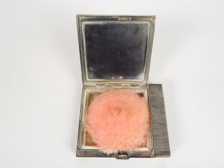 MAPPIN à Paris. Boite à fard de style Art déco en argent et rubis cali