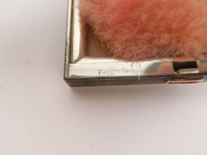 MAPPIN à Paris. Boite à fard de style Art déco en argent et rubis cali
