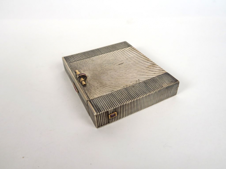 MAPPIN à Paris. Boite à fard de style Art déco en argent et rubis cali