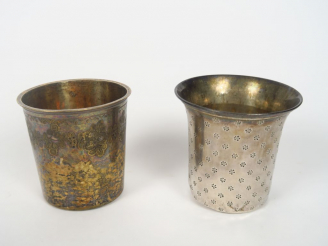 Vente aux enchères Lot comprenant :  - une timbale en argent, poinçon Vieillard  - et une