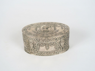 Vente aux enchères Boite ovale de style Louis XVI en argent étranger et vermeil.  Poids. 