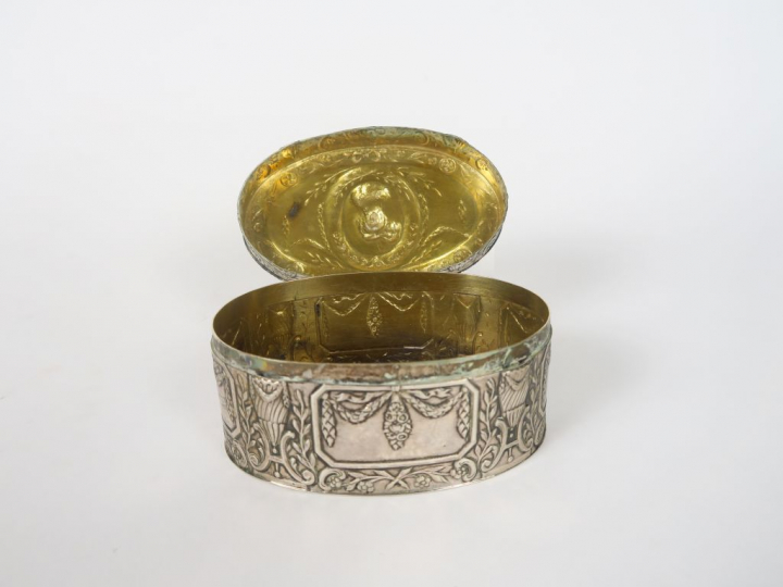 Boite ovale de style Louis XVI en argent étranger et vermeil.  Poids. 