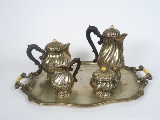 Vente aux enchères Service à café et à thé de style Louis XV en argent, à décor de feuill